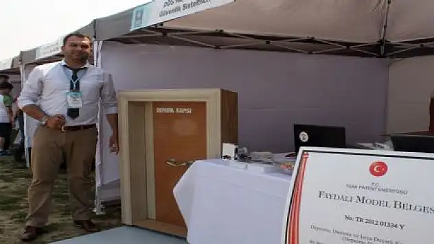 Deprem anında kendiliğinden açılan kapı